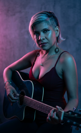 freepik-cantora-feminina-sentada--2735880971.png